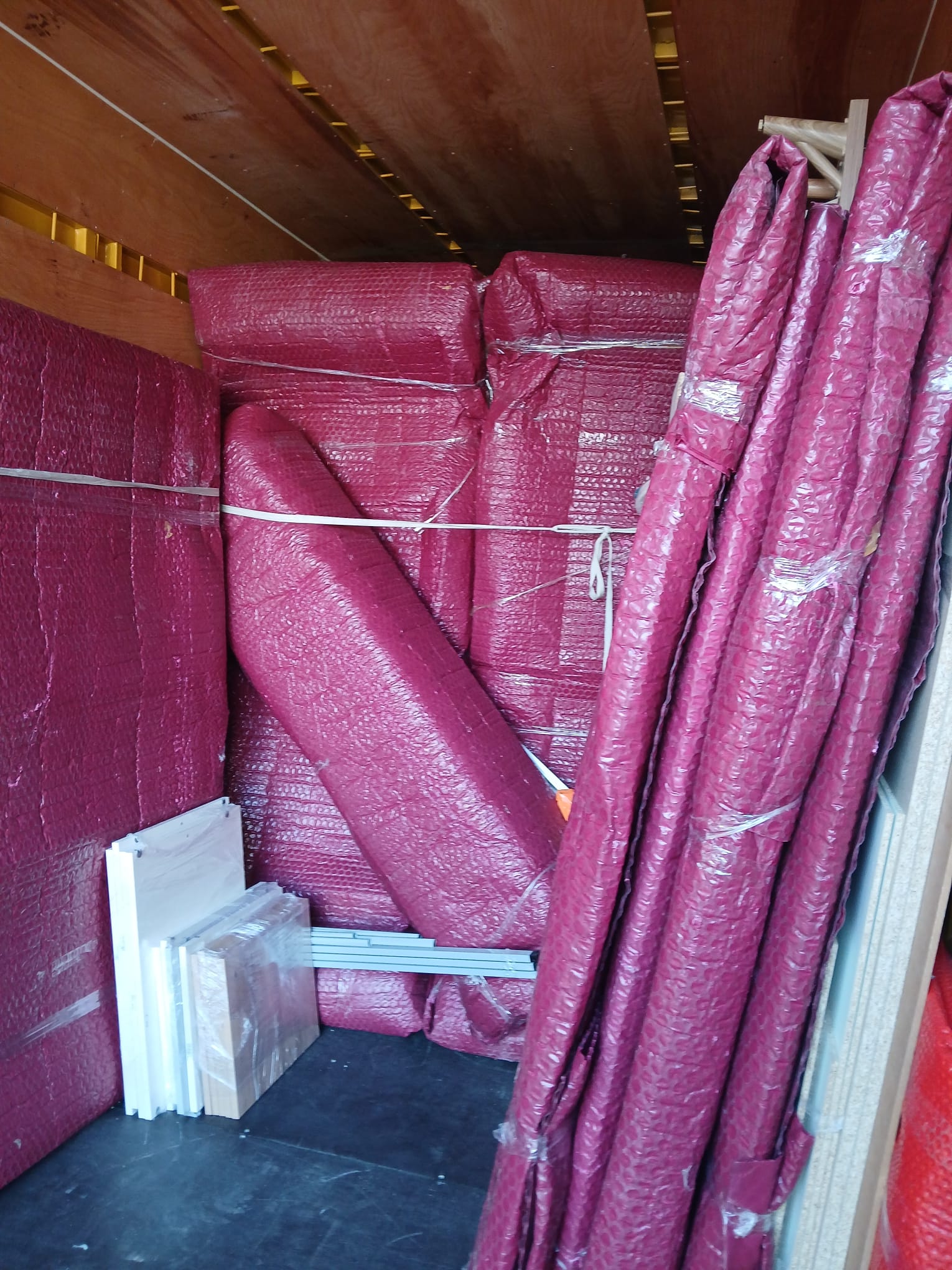 Özenlice yüklenen eşyalar